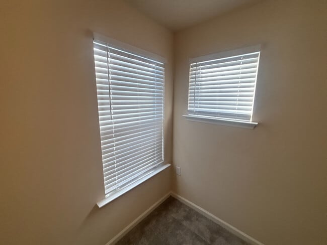 Building Photo - Room in House on Hedge Maple Dr