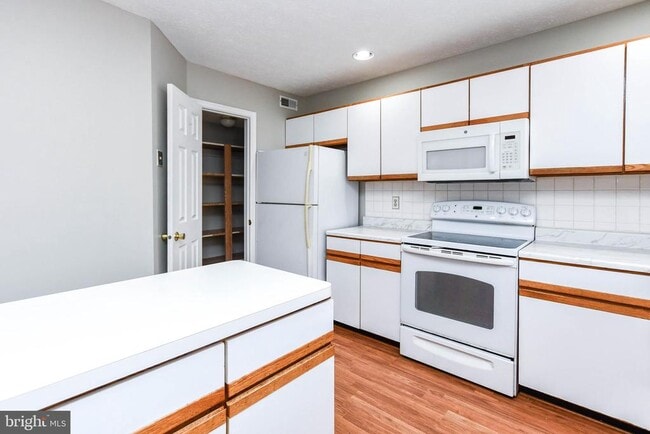 Building Photo - 2156 Commissary Cir