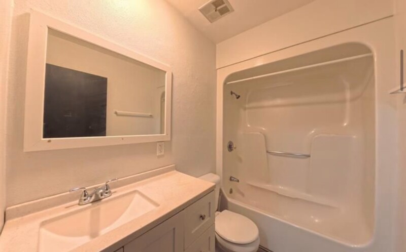 Building Photo - 2603-2605 Eastview Dr