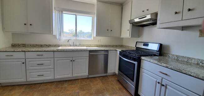 Large Kitchen 1 - 2711 S Redondo Blvd