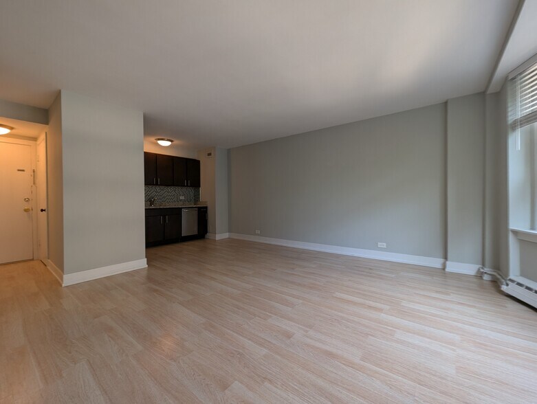 Building Photo - 429 W Wellington Ave