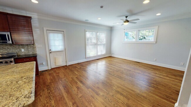 Building Photo - 2213 Roslyn Ave