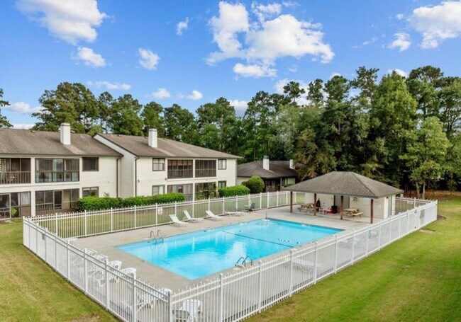 Building Photo - Introducing a charming condo in the heart of Wilmington, NC.