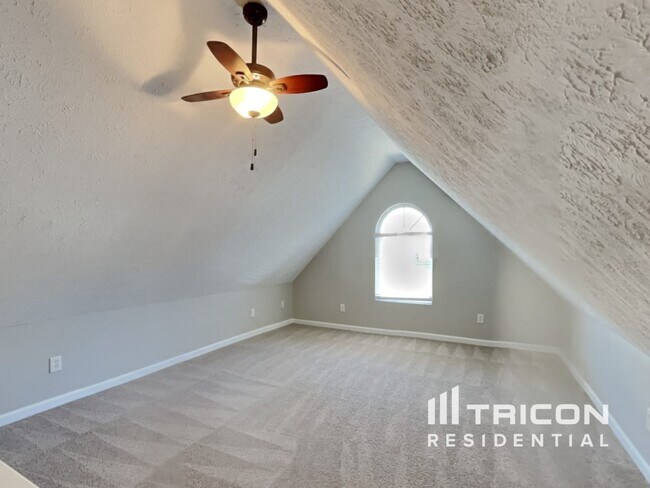 Building Photo - 275 Iris Dr