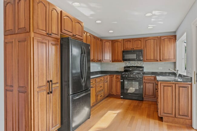 Building Photo - 147 Majestic Dr