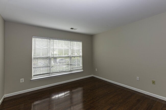 Building Photo - 4 BR Townhouse in Idlewild