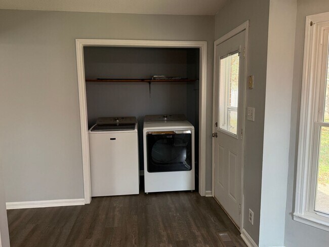 Building Photo - Charming 3 Bedroom, 1.5 Bath Ranch-Style Home