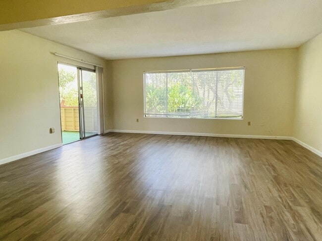 Building Photo - 6856 Hyde Park Dr