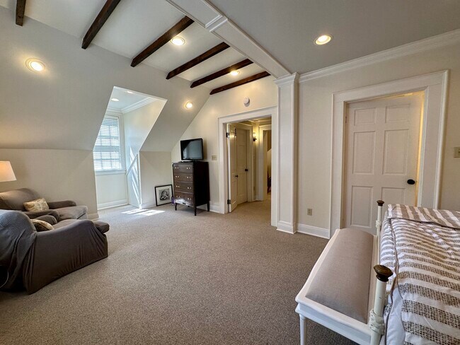 Building Photo - 3027 Chestnut St