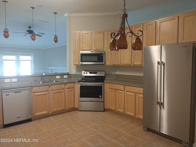 Building Photo - 14019 Crestwick Dr W