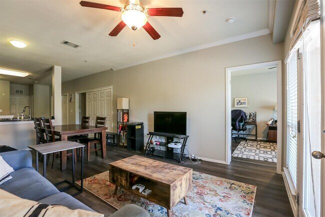 Building Photo - 910 W 25th St