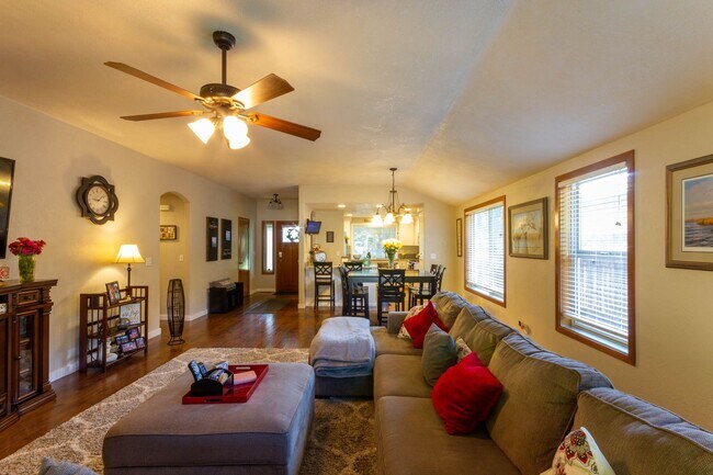 Building Photo - MODERN COMFORT & OPEN LAYOUT 3 BEDROOM SIN...