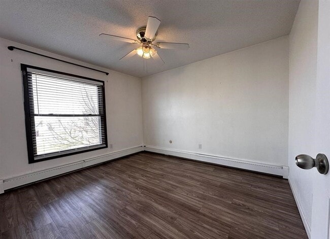 Building Photo - 2 Bedroom 1 Bathroom Condo Heat/Water Paid!