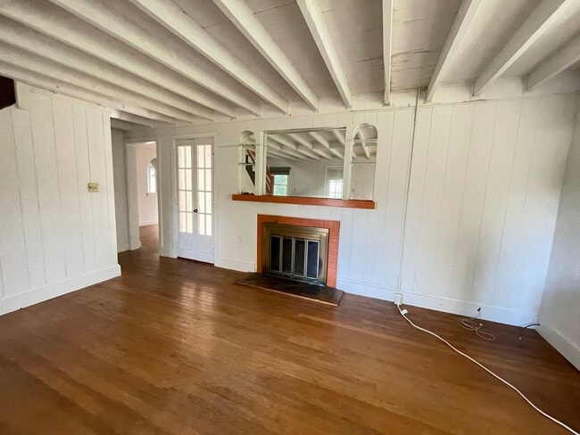 Building Photo - Two-Bedroom House