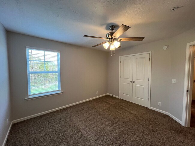 Building Photo - Move-in Special! Available Immediately! Gorgeous 4 Bedroom 3 Bath in Creeksbend Subdivision