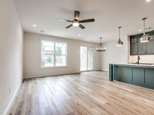 Building Photo - Luxury, Zero Maintenance Living Townhome