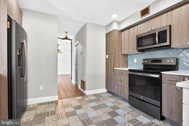 Building Photo - 2579 Memphis St