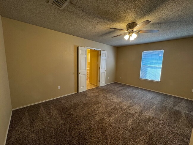Building Photo - Beautiful Duplex with a Basement!