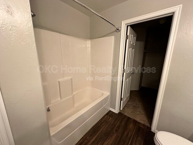 Building Photo - 1933 Autumn Way