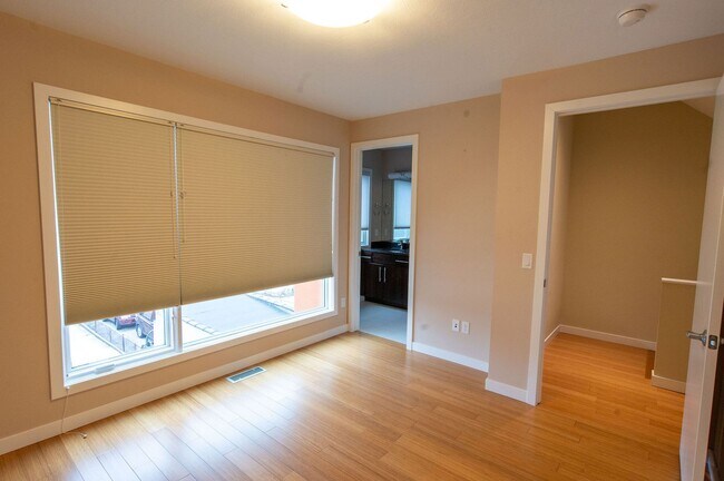 Building Photo - Little Italy Townhome - 1911 E 119th St , ...