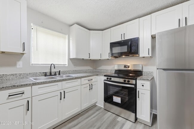 Building Photo - 2002 St Clair St