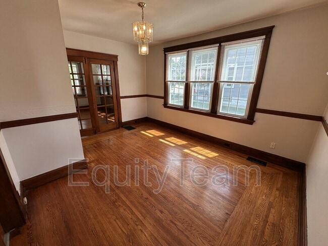 Building Photo - 3823 Drake Ave