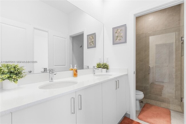 Building Photo - 5061 Penella Ave