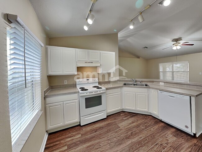 Building Photo - 1322 Lake Idamere Blvd