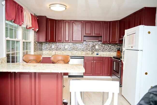 Building Photo - Spacious 4BR/2BA Furnished Home w/ Utilities, Mini Gym & Large Fenced Yard – Pinefield, Waldorf MD
