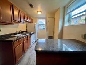 Building Photo - Charming One Bedroom in Oakland! Ample Nat...