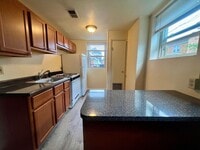 Building Photo - Charming One Bedroom in Oakland! Ample Nat...