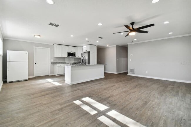 Building Photo - 535 W Palmeden Dr