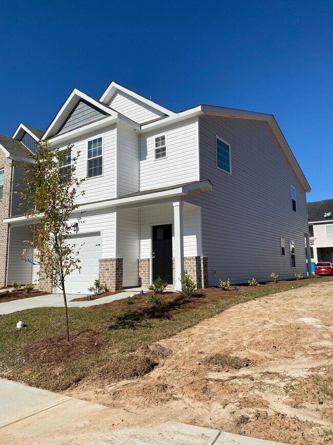 Building Photo - Townhome with garage