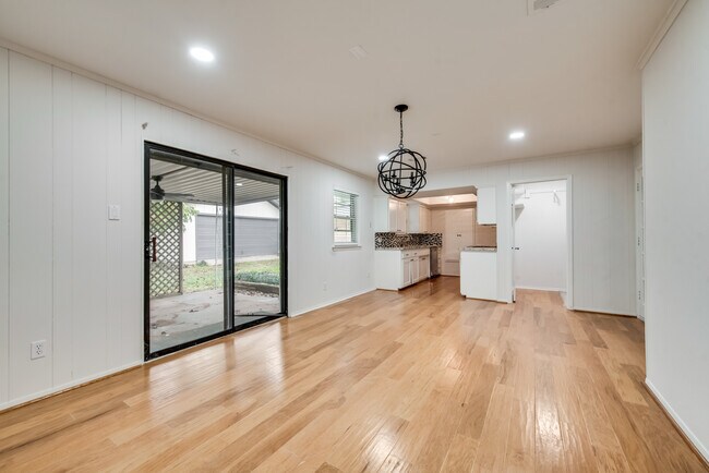 Building Photo - 611 Ray Andra Dr