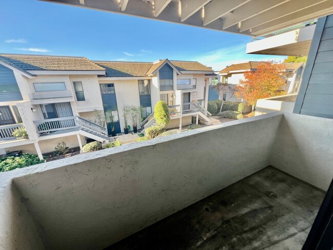 Building Photo - Spacious & Upgraded 2BR/2.5BA Townhome in ...