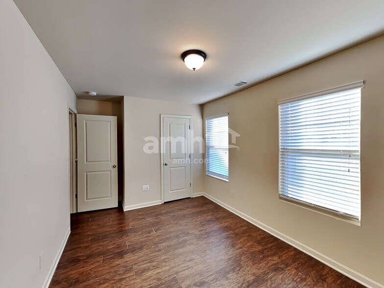 Building Photo - 4055 Clay Ct SE