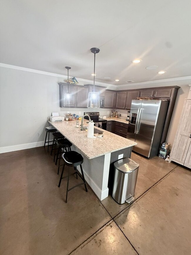 Building Photo - 4 BR/ 3.5 BA Home Located on MLK