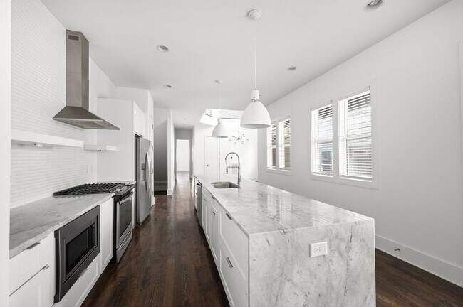 Building Photo - Modern 3BR/3.5BA home in Sylvan Summit, just minutes from downtown!