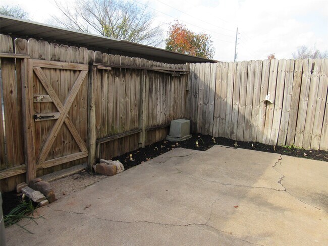 Building Photo - 15543 Weldon Dr