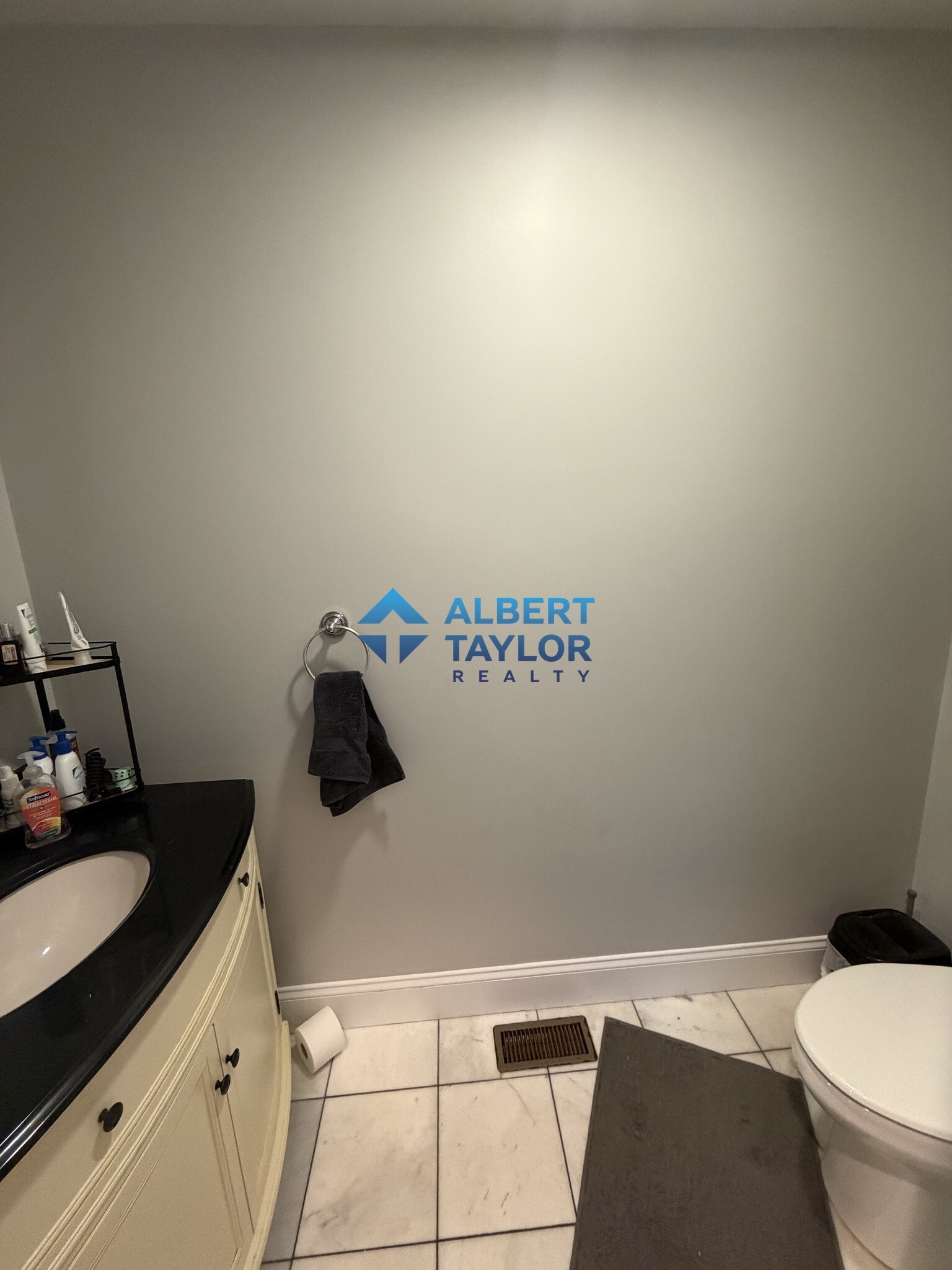 Building Photo - 632 E 2nd St