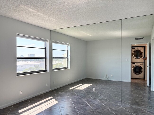 Building Photo - 2205 S Cypress Bend Dr