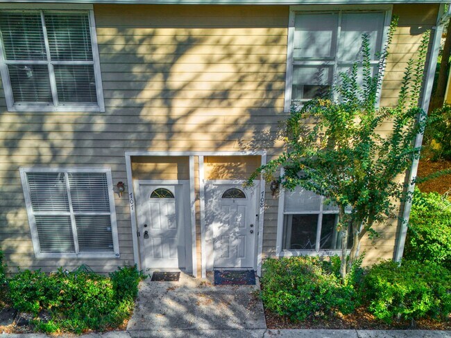 Primary Photo - Beautiful Condo in Brighton Park! Move in ...