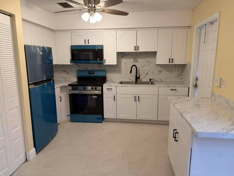 Building Photo - 501 W 1st St