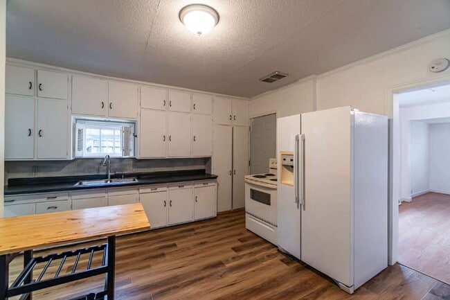 Building Photo - Updated 3-Bedroom Townhouse-Style Duplex with Modern Kitchen & Bath – Pets Welcome!