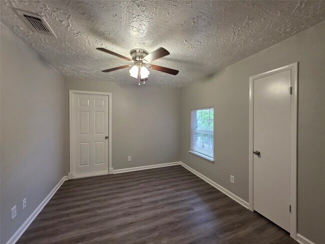 Building Photo - 507 Leicester Ln