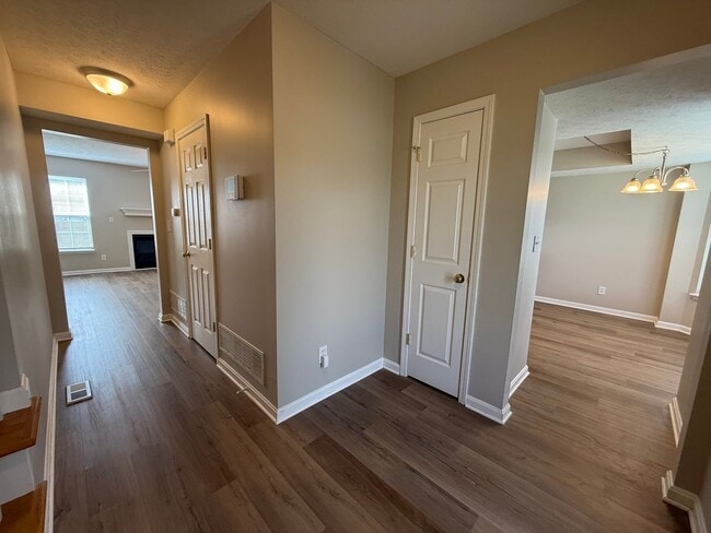 Building Photo - LARGE BEAUTIFUL 3 Bedroom 2.5 Bath Townhou...