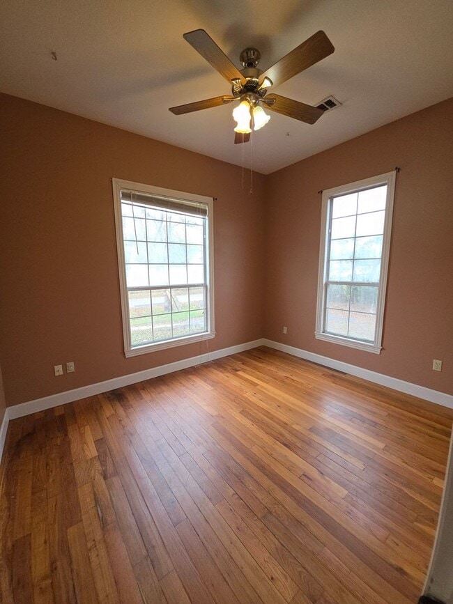 Building Photo - 217 W 7th St