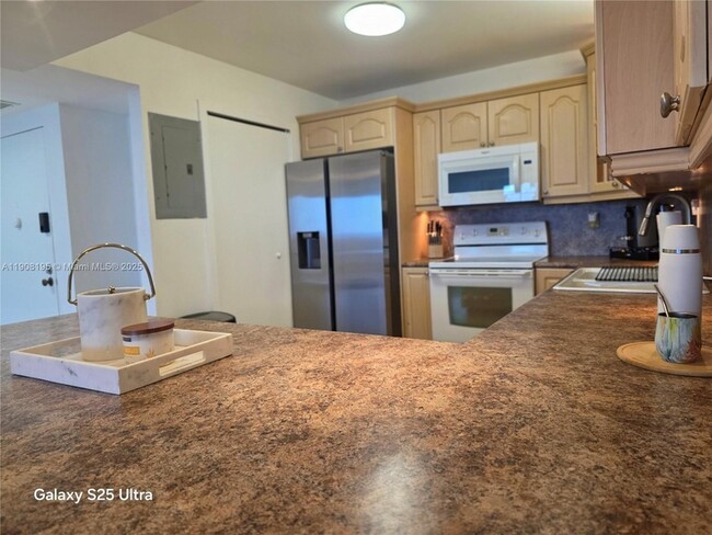 Building Photo - 3725 S Ocean Dr