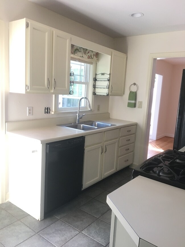 Building Photo - Wonderful Kenilworth location! Lovely landscaping and beautiful hardwood flooring!