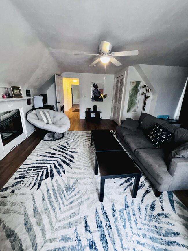 Building Photo - Charming 2-Bedroom Apartment with River Views